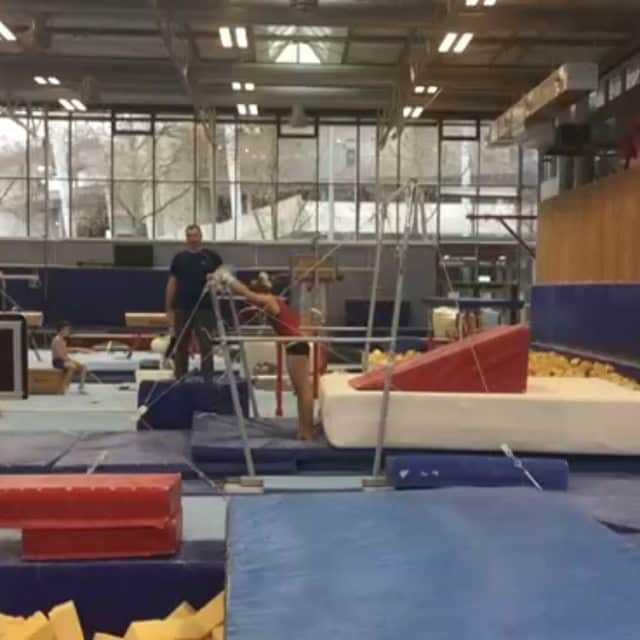 エリザベト・ザイツのインスタグラム：「I DID IT AGAIN - THE SEITZ !  Nachdem ich dieses Teil 2011 bei der WM gezeigt habe , ist das mein eigenes Element, der Seitz . Denkt ihr das sollte wieder zurück in meine Barrenübung? #theSeitz #ownelement #Codedepointage #eliseitz #gymnastics #nationalteam #germany #roadtotokyo2020 #proud #unevenbars #DerSeitz」