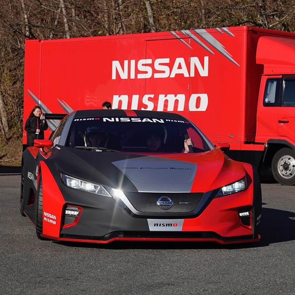 のインスタグラム：「Celebrating 50 years of the GT-R and Z, @nismo fans showed up at #fswpress to celebrate #NISMOFEST and to see the latest #Nissan #IntelligentMobility technologies in the Formula E & LEAF NISMO RC cars.⚡」