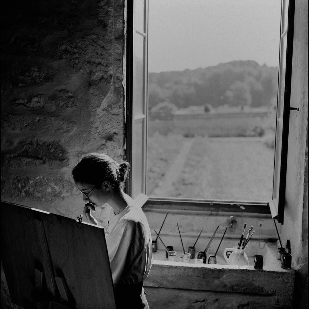 のインスタグラム：「Photos by Lynn Johnson @ljohnphoto | Connecting across time: As a young girl, Anne was photographed for a National Geographic story about Vincent van Gogh. She lived in St. Paul’s Asylum, in France, where van Gogh spent a year battling mental illness. Now, 23 years later, I photographed Anne, who is autistic, for an upcoming story about living on the autism spectrum. Both moments are seen side by side, printed on glorious bamboo Hahnemühle paper, in an upcoming exhibit at the Leica Gallery in L.A. @thephotosociety #Hahnemühle #NaturalLine #Bamboo」