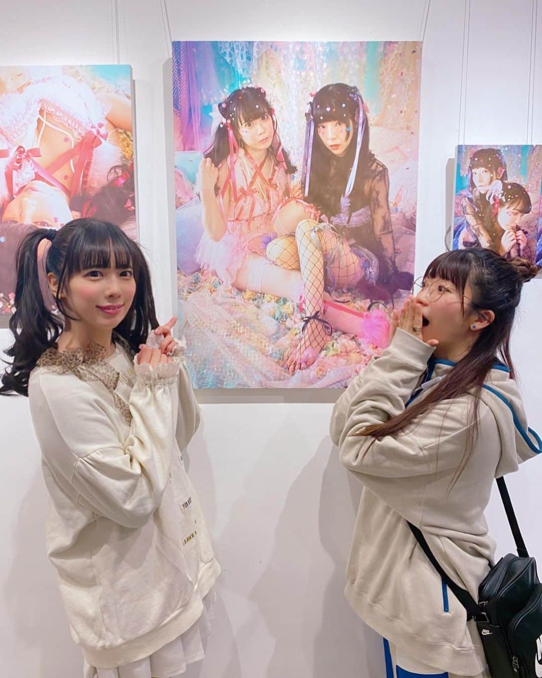 ぱいぱいでか美のインスタグラム：「りさちぃさんと汐りんの『秘蜜と孤毒』展、最終日滑り込みお邪魔しました！ 本人登場いぇいはわいぇい❤︎笑 ꙳ #ひみつとこどく #awajicafeandgallery  #相沢梨紗 さん #恋汐りんご さん #ヤドカニ ꙳ りさちぃさんと汐りんの展示 とても楽しみにしてたけど中々行けなくて 最終日に滑り込みでやっとお邪魔できましたー！ そしたら撤収作業の為にちょっと早めに来た汐りんに会えました❤︎ その場にいた恋汐ふぁみりと一緒に沸いた。笑 なので写真はご本人？！て感じで撮ったよ。笑 . いつも真摯に自分の活動に向き合う汐りんのことを とても尊敬しているんですが そのストイックさに隠れる儚く脆い部分に 少しだけ触れさせてもらった気がして とても心を掴まれた展示でした。 あと失礼ながらりさちぃさんが絵を描かれること初めて知って う、うま……！！！！となりました。 才能だらけのお二人。 でも才能だけじゃないから秘蜜と孤毒なんだなー。 #ぱいはわラジオ で二人で話す時間も中々長くなってきたから(ありがたいことです) そういう時に見せてくださる汐りんの深い部分 やっぱマジだよなーって思うし 先輩としての尊敬もあるけど 人としてめちゃくちゃ信頼させてもろてますなので より一層汐りん好きになりました！」