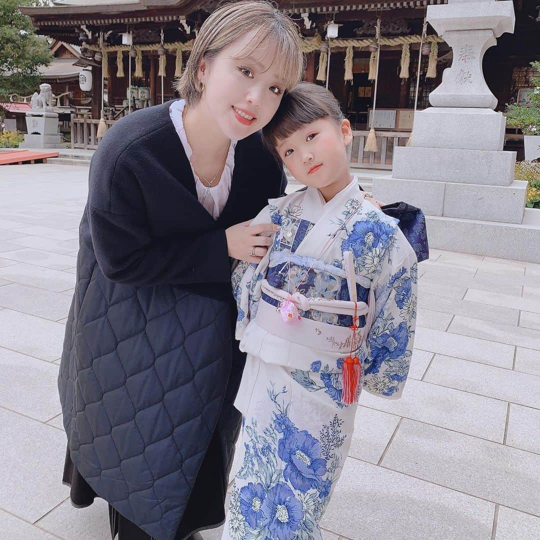 megumi kobayashiさんのインスタグラム写真 - (megumi kobayashiInstagram)「七五三、やっと無事に終わりました💕 . 私たちも最後ぐらいお着物でと思ったけど、まぁそんなとこまで手が回らず、、、子供達だけで精一杯😨 . やらないよりは良いであろうと決めつける感じです🤫 . 来年は凛くんが小学生になるし、らんちゃんは3年生。 . 毎日毎日あっという間に過ぎて行きますが、 一生懸命ここまで走ってくると逆に爽快です😊 . 名ばかりのお母さんな私ですが、家族4人でこれからもそれぞれの夢に向かって全員が全員を支えていけたらと思う次第であります😋🙏 . . #大仕事おわり  #七五三」12月10日 1時02分 - meg_nail