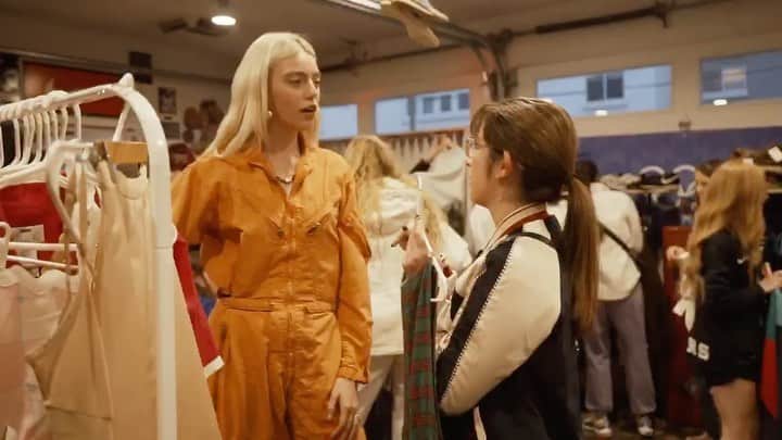 パイパー・アメリカ・スミスのインスタグラム：「Thank you so much @sk8orjuan for making this video of my pop up! I had so much fun at @thrifthood_ with you all and I have some stuff left over that I’m going to sell online soon 🖤 song: Cos I Love You - Tom Misch」