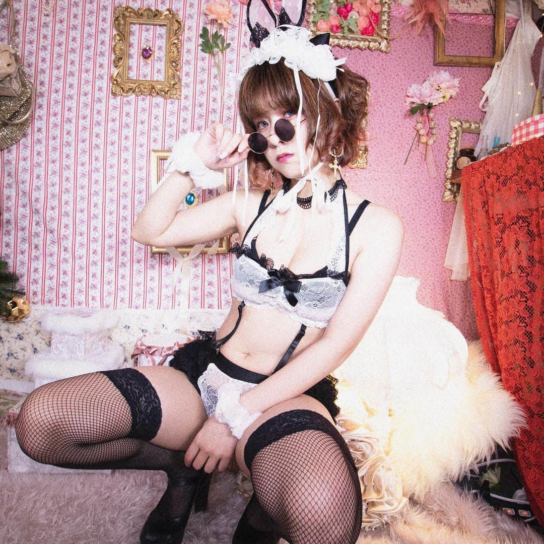 のインスタグラム：「冬の新刊❄️🎀💌 玉響と再びの合作です。 ・ダルメシアン ・ランジェリー ・平成最後 ・令和最初 ・チャイナ  新作は！ ・恋するウサギちゃん in the Meeting room🐰  にする予定です。 年末、コスホリックにて頒布予定です。  photo 灰原苺🍓🍼💭💕 #ショートカット女子 #七瀬さくら #コスプレ #コスプレイヤー  #cosplayersofinstagram #cosplay #cosplays #cosplayer #cosplaygirl #cosplaymodel #kawaiigirl #otaku #косплей #cosplaylife #cosplaying #코스프레 #كوسبلاي  #角色扮演 #mignonne #ニーハイ #網タイツ」