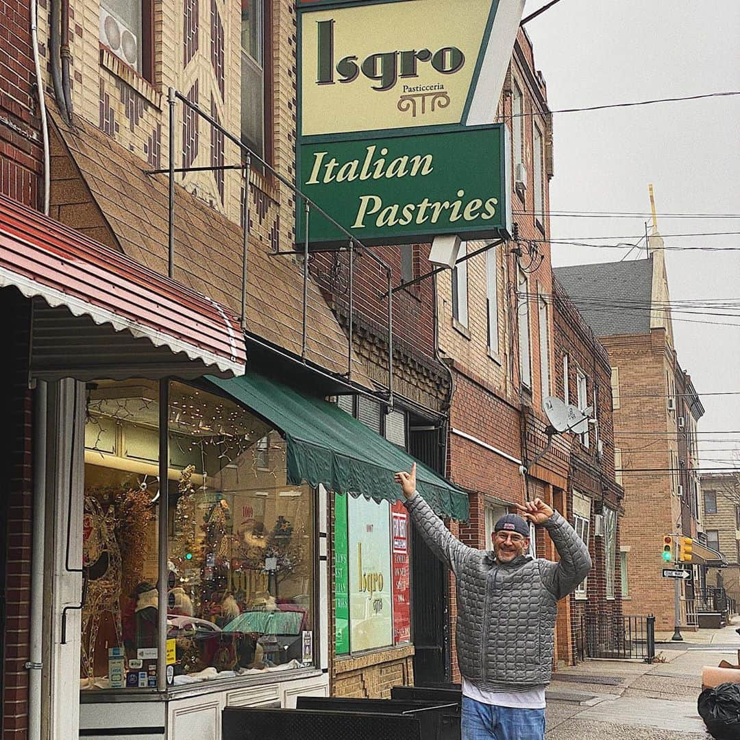 マイク・ヴォーゲルさんのインスタグラム写真 - (マイク・ヴォーゲルInstagram)「So, back up in Philly for the Eagles/Giants game tonight (go 🦅!). The big galoot taking the picture (in the mirror) is my buddy, former Eagles defensive lineman, @paulgrasmanis .  I decided to take Paul to one of the oldest Italian bakeries in Philly, @isgro_pastries .  We met Gus, the owner who we talked with for almost thirty minutes about the eagles and his experience making pastries for the pope, etc.  I miss and love this city so much! But more importantly, I told Gus how much we need a bakery like his in Nashville.  I would appreciate it if y’all would chime in and tell Gus that it’s time to open @isgro_pastries - Nashville! 😎. @philadelphiaeagles #gobirds🦅 #italia #eatmorepastries」12月10日 1時03分 - realmikevogel