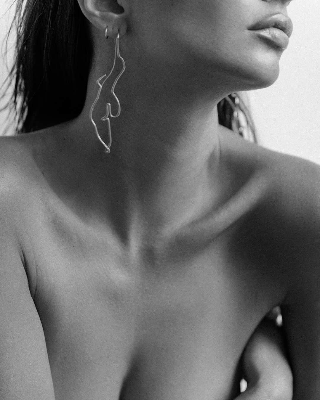 エミリー・ラタコウスキーさんのインスタグラム写真 - (エミリー・ラタコウスキーInstagram)「Introducing the Figure Earrings. Inamorata is all about being your own muse and celebrating the female form. I love statement earrings and wanted a way to represent Inamorata in one single piece. I asked my dad (my favorite artist) if he could draw a woman’s shape in one single line and this is the result: a very special representation of what @inamoratawoman really stands for. Shop now! Link in bio.」12月10日 1時20分 - emrata