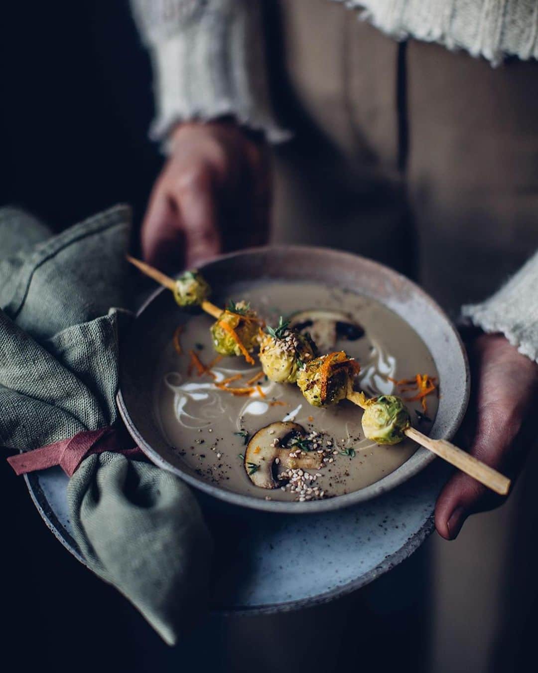Our Food Storiesさんのインスタグラム写真 - (Our Food StoriesInstagram)「Get the recipe for this creamy mushroom soup with roasted brussel sprout orange skewers on the blog, link is in profile 😋 #ourfoodstories  ____ #gatheringslikethese #onthetable #fellowmag #mushroomsoup #foodstylist #foodphotographer #germanfoodblogger #tablesetting #tabledecor #christmasfood #glutenfreerecipe #glutenfri #glutenfrei #huffposttaste #simplejoys」12月10日 1時21分 - _foodstories_