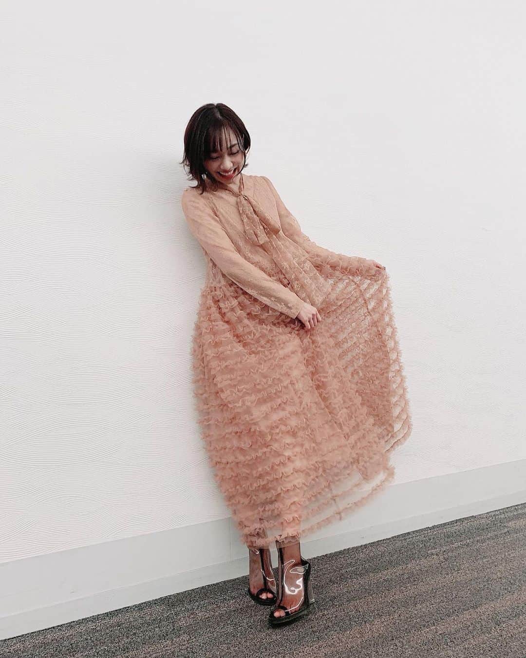 のインスタグラム：「昨夜の「熱闘！Mリーグ」 須田亜香里さんのお衣装でございます🀄️ エレガントな風合いが本当にお似合いになりますいつも💐  #Mリーグ #須田亜香里 #衣装 #ske48 #idol #回転 #ドレス #ピンクベージュ #エレガント　 #お似合い #dress #dressing #onepiece  #あかりん  #今週のMリーグドレッシング」