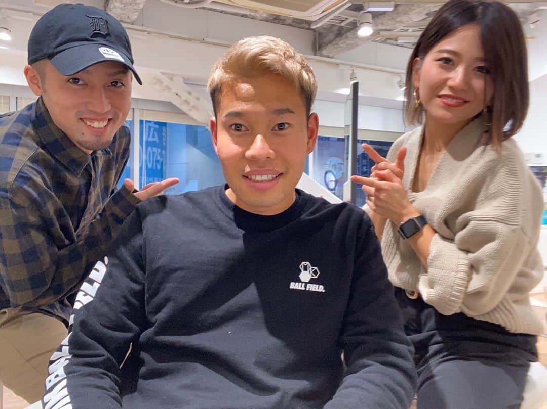 マキヒカのインスタグラム：「. . 5ヶ月ぶりの頭皮とのデュエルinフリーラ渋谷でしたねー！！😭✨あやさん、りょうすけ君いつも、ありがとうごさいます！！😫😫 . バイザウェイ ここ最近僕のことチャンネル登録した人は"頭皮とのデュエルシリーズ"知らない見たことないとゆうことですねー！！ シーズン8まで出てる超大人気シリーズなので見直しててくださいですねー🔥🔥😘 . . #freera #フリーラ #freera渋谷 #頭皮とのデュエル #マキヒカ割あり #お楽しみにですねー #楽しみな人RT #頭皮ぴえん」