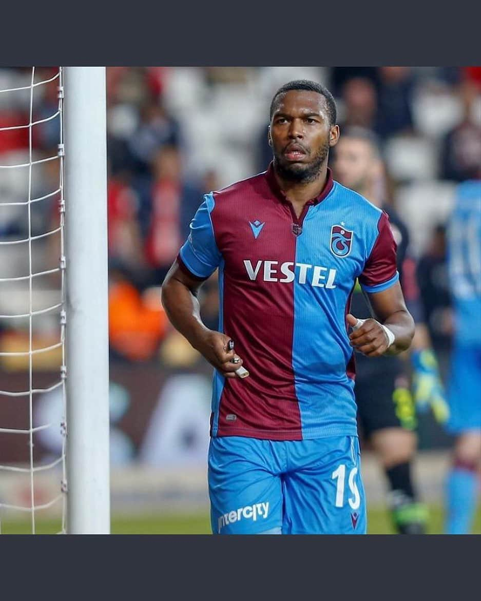 ダニエル・スタリッジさんのインスタグラム写真 - (ダニエル・スタリッジInstagram)「Away game = 3 points , 2 assists oh and 3 lighters, yes that is 3 lighters in my hand 😂😂 All jokes aside. Fans,  please don’t Throw things on the pitch. The players safety shouldn’t be in danger from the fans and vice verse. Rivalries in football are a big thing but it shouldn’t get to the level where you want to harm an oppositions player. Setting a good example for the kids sitting next to you in the stadium will hopefully allow this to not happen regularly in the future, they will think it’s ok to act like that when it’s not. You know I love The banter with fans  but sometimes it’s a little too far. Much love anyway have a good start to the week ❤️」12月9日 16時49分 - danielsturridge