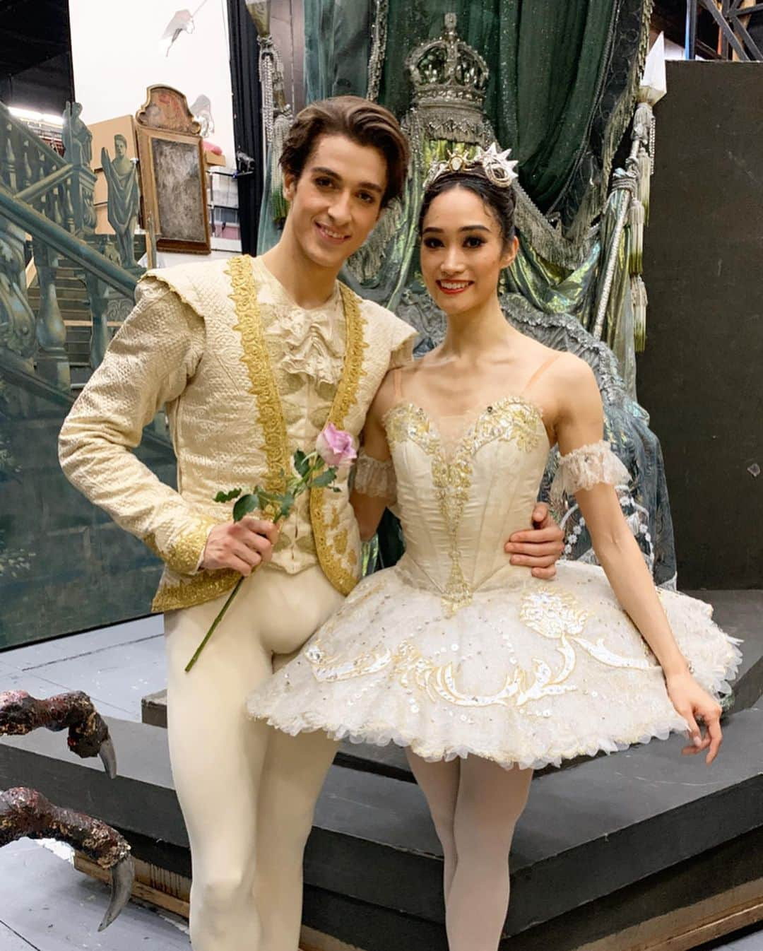 伊藤友季子さんのインスタグラム写真 - (伊藤友季子Instagram)「🇬🇧 Watching a dear friends debut in Sleeping Beauty was one of the most touching shows I have ever seen. 英国ロイヤル・バレエ団の『眠れる森の美女』で主演できることは本当に特別なことだと思います。 今回、金子扶生ちゃんのデビュー公演に立ち会うことができて、素晴らしい舞台を観せてもらえたことは夢のような経験でした。 扶生ちゃんの天性の明るさと品のある振る舞いはオーロラにぴったり♡1幕のローズは一つ一つの動きが丁寧で正確で、どこを切り取っても美しく可愛らしい。バランスもさすがでした♪ 2幕で登場したリースは、まさに本物の王子様！英国紳士のノーブルさがあって、大好きな王子のソロもため息ものでした。 幻想の場面の扶生ちゃんは1幕とはガラッと雰囲気が変わって、しっとりと大人な女性。今までに見たことない彼女の一面にドキドキしてしまいました。そして二人のパドドゥの絵になること！ 3幕は、息の合ったグランパドドゥと、どこからどう見ても本物の王子様とお姫様にしか見えない二人に惚れ惚れして、最後までおとぎ話の世界の中に連れて行ってもらえました。 オーロラの物語と扶生ちゃん自身のバレエ人生が重なって、こうして夢を叶えている姿を目の前にしてじーんと胸がいっぱいに…。これからもっと色々な作品を二人でやってもらいたいです！ドラマチックなバレエもきっと合うだろうなぁ。 終演後は、今回の眠りを演出していて、私が研修で来ていたときにロイヤルの芸術監督だったモニカ・メイソンと再会できて色々とお話できました。 またひとつ一生忘れない舞台を観劇できたことに感謝です。 扶生ちゃん、おめでとう💗 –––––––––––––––––––––––––––––––––––––———— #バレエ #ballet #バレエスタジオ #バレエ教室 #バレエダンサー #バレエ講師 #クリスマス #christmas #ロンドン #英国 #london #英国ロイヤルバレエ団 #ロイヤルバレエ団  #眠れる森の美女 #royalballet #ロイヤルバレエ団 #金子扶生 #reececlarke」12月9日 17時02分 - yukiko_xx