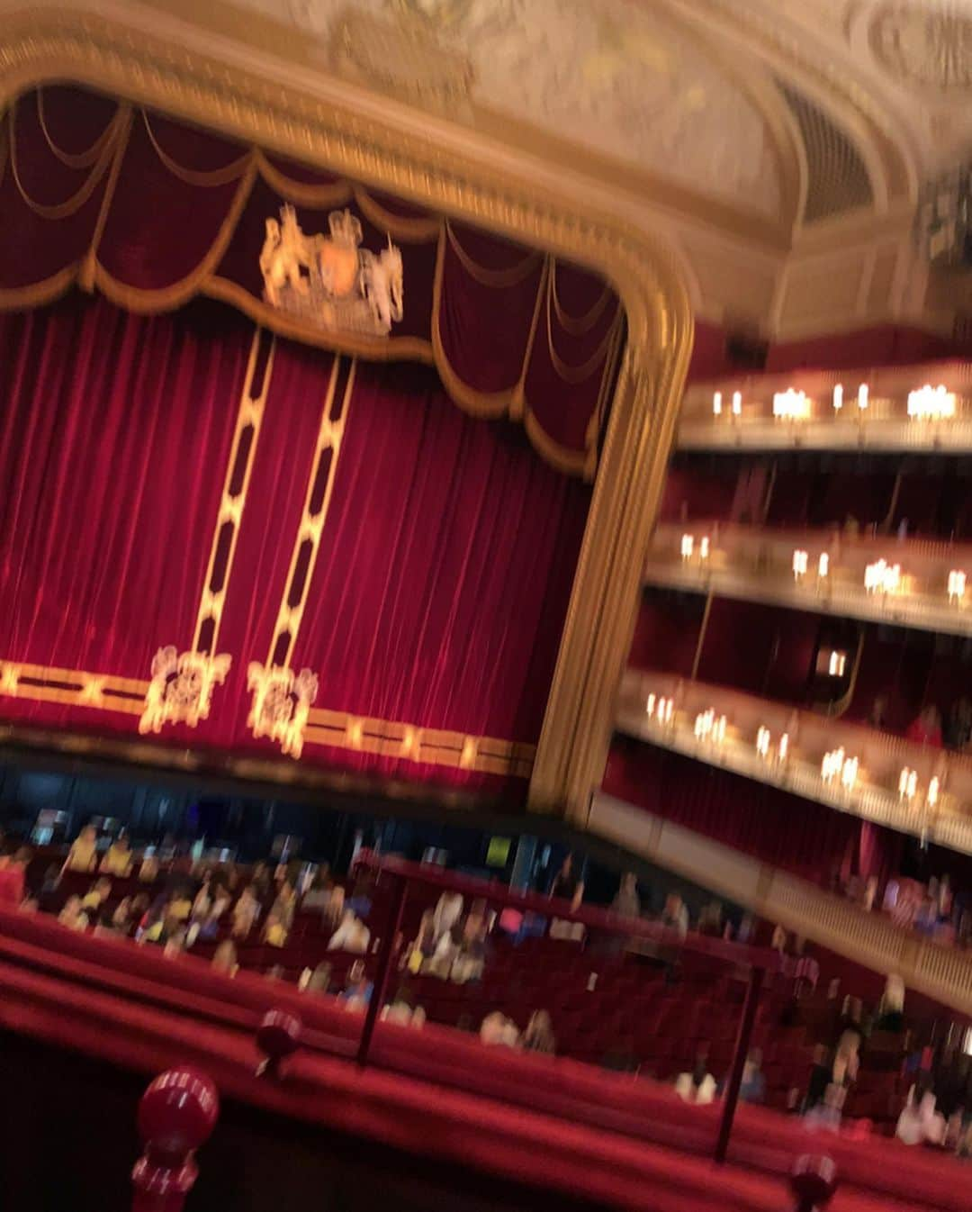 伊藤友季子さんのインスタグラム写真 - (伊藤友季子Instagram)「🇬🇧 Watching a dear friends debut in Sleeping Beauty was one of the most touching shows I have ever seen. 英国ロイヤル・バレエ団の『眠れる森の美女』で主演できることは本当に特別なことだと思います。 今回、金子扶生ちゃんのデビュー公演に立ち会うことができて、素晴らしい舞台を観せてもらえたことは夢のような経験でした。 扶生ちゃんの天性の明るさと品のある振る舞いはオーロラにぴったり♡1幕のローズは一つ一つの動きが丁寧で正確で、どこを切り取っても美しく可愛らしい。バランスもさすがでした♪ 2幕で登場したリースは、まさに本物の王子様！英国紳士のノーブルさがあって、大好きな王子のソロもため息ものでした。 幻想の場面の扶生ちゃんは1幕とはガラッと雰囲気が変わって、しっとりと大人な女性。今までに見たことない彼女の一面にドキドキしてしまいました。そして二人のパドドゥの絵になること！ 3幕は、息の合ったグランパドドゥと、どこからどう見ても本物の王子様とお姫様にしか見えない二人に惚れ惚れして、最後までおとぎ話の世界の中に連れて行ってもらえました。 オーロラの物語と扶生ちゃん自身のバレエ人生が重なって、こうして夢を叶えている姿を目の前にしてじーんと胸がいっぱいに…。これからもっと色々な作品を二人でやってもらいたいです！ドラマチックなバレエもきっと合うだろうなぁ。 終演後は、今回の眠りを演出していて、私が研修で来ていたときにロイヤルの芸術監督だったモニカ・メイソンと再会できて色々とお話できました。 またひとつ一生忘れない舞台を観劇できたことに感謝です。 扶生ちゃん、おめでとう💗 –––––––––––––––––––––––––––––––––––––———— #バレエ #ballet #バレエスタジオ #バレエ教室 #バレエダンサー #バレエ講師 #クリスマス #christmas #ロンドン #英国 #london #英国ロイヤルバレエ団 #ロイヤルバレエ団  #眠れる森の美女 #royalballet #ロイヤルバレエ団 #金子扶生 #reececlarke」12月9日 17時02分 - yukiko_xx