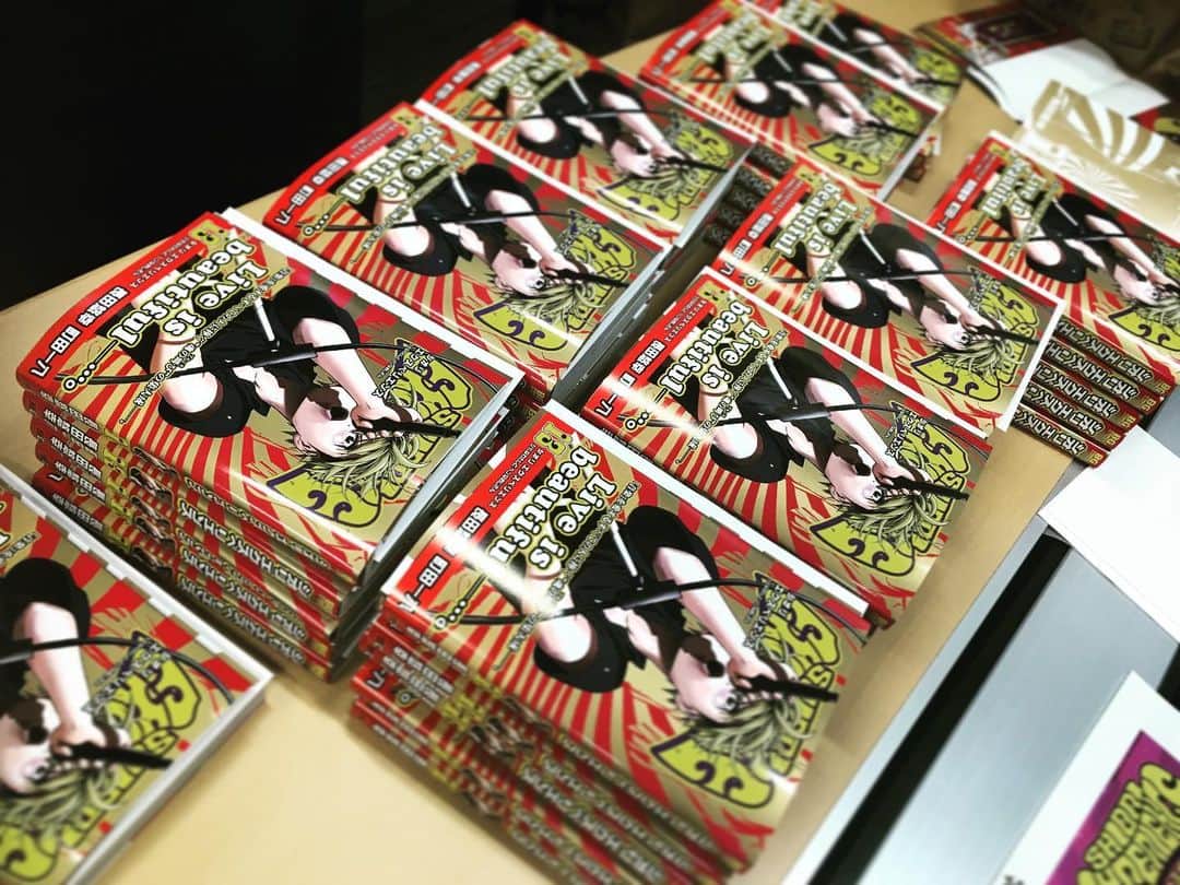 長田悠幸さんのインスタグラム写真 - (長田悠幸Instagram)「SHIORIEXPERIENCE既刊全巻BOX特典のサインをたくさん書きました！」12月9日 16時56分 - osaraufo