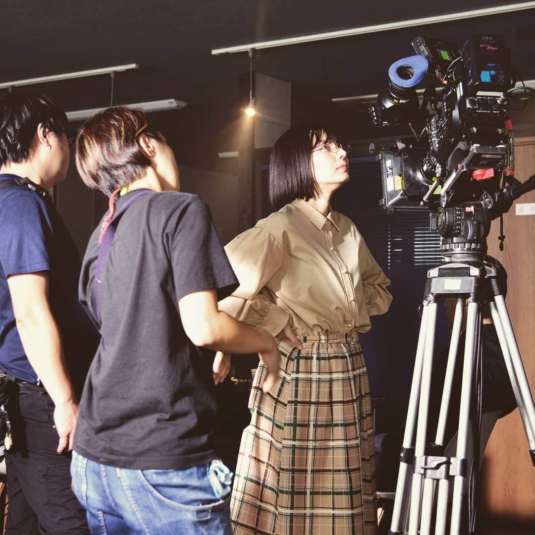 のインスタグラム：「真剣に自分の芝居をチェックする洋子さん。 #オトナの土ドラ #悪魔の弁護人 #要潤 #ベッキー」