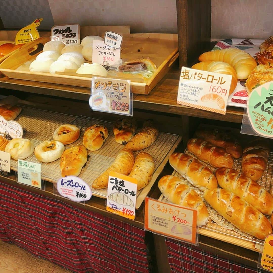 とぎもちさんのインスタグラム写真 - (とぎもちInstagram)「【高松 다카마쓰 】 ベーカリーカフェ ル・レーヴのちくわパン！ 焼きたてでふわっふわのパンにちくわが美味しい🤤💕ちくわの中にはツナマヨも入っててぺろりなやつ💓💓 2階にはイートインコーナーもあります♪ ♡ #bakerycafeル・レーヴ #ベーカリーカフェル・レーヴ #ルレーヴ  #ちくわパン #高松 #香川 #日本 #高松パン屋 #베커리카페르레브 #다카마쓰 #카가와 #일본 #다카마쓰맛집 #다카마쓰여행 #카가와여행 #먹스타그램 #토기모치」12月9日 17時03分 - togistagram