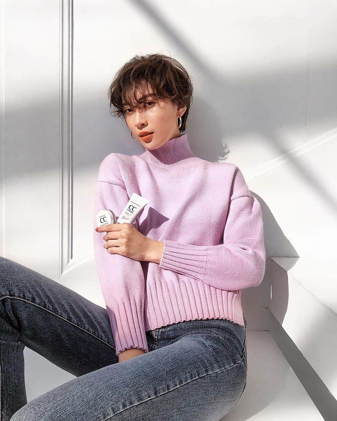 ソンイのインスタグラム：「最近はハイライトコスメにハマってて色んなの試してるんだけど、PLAZAとLOFTで先行販売中の @exbeaute_official のCCクリスタルハイライトとCCクリームモイスト好き🌸 このクリームはベースメイクの邪魔をしない透明ヴェールをまとったような仕上がりで、均一につくから簡単に伸ばせてムラにならないの😘 このハイライトはクリームなのにベタつかずヨレにくいから、私的にはアイシャドウベースとして使うのもいいかも👌🏻 #エクスボーテ #ハイライター #ベースメイク #CCクリスタルハイライト #女優肌」