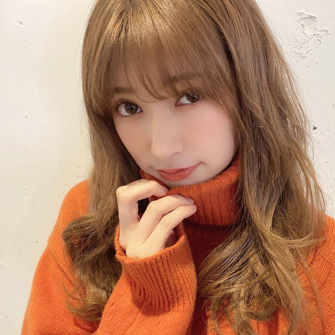 吉田朱里さんのインスタグラム写真 - (吉田朱里Instagram)「テラコッタニット🧶🧶🧶 . セットアップでも別で着ても可愛い! トップスはインアウト両方できるようにスリットを入れました！ 大きめタートルネックも小顔効果あっていいよねぇ🤭 . スカートも裾にスリット入れて 脚がチラッと見えるの🦵😍😍笑 . 黒もあるよー🖤🖤 . 最近昔は選ばなかった色に 挑戦しがち🧡🧡 その方が自分の引き出しもメイクの 引き出しも増えて楽しい〜🙃🙃 . ちなみにリップは　 #BIDOL の #きまぐれブラウン 🤎 . #amiuuwink #あみゅこーで　 #fashion #ootd #テラコッタコーデ #ニットコーデ #冬コーデ #テラコッタ」12月9日 17時19分 - _yoshida_akari