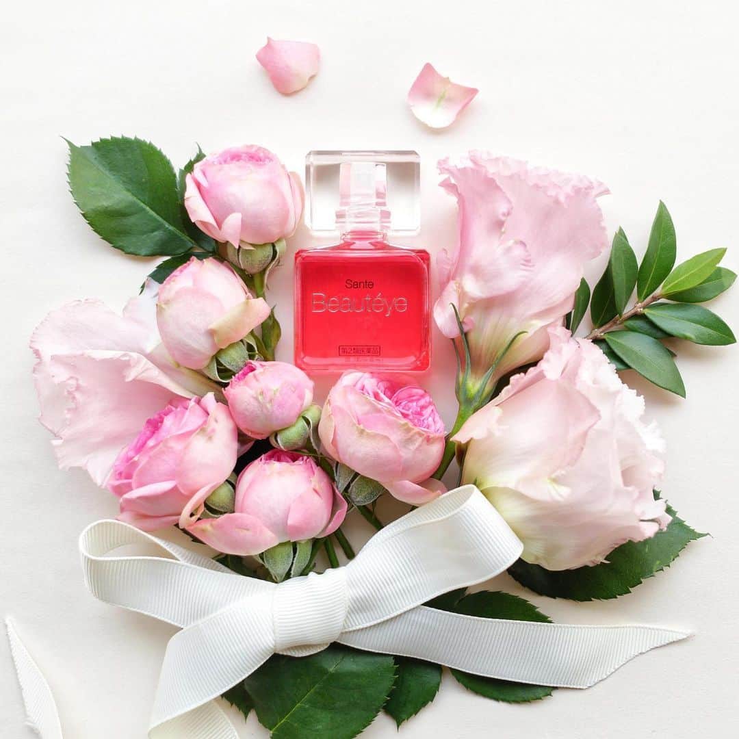 サンテボーティエ公式のインスタグラム：「.﻿ 頑張るあなたへ、心をこめて花束を💐﻿ 今年を振り返ると、どんなことが思い浮かびますか？﻿ ﻿ 嬉しかった出来事や、悩んだことも﻿ 未来の私がいい経験だったと思えるように。﻿ ﻿ 優しく微笑んでくれるような﻿ 可憐なバラで心を癒したら、疲れた瞳にも癒しの一滴を💍﻿ ﻿ 輝くクリアな瞳と、あなたらしい微笑みで﻿ 新しい1年を迎えてください＊﻿ ﻿ ------------﻿ サンテボーティエ﻿ 第2類医薬品﻿ 目の疲れ・目の充血に﻿ ------------﻿ .﻿ #参天製薬﻿ #サンテボーティエ﻿ #ボーティエ﻿ #サンテボーティエムーンケア﻿ #目薬﻿ #コンタクト﻿ #eyedrops﻿ #santebeauteye﻿ #アイケア﻿ #ナイトケア﻿ #ピンク﻿ #バラ﻿ #薔薇﻿ #flower﻿ #花スタグラム﻿ #大人女子﻿ #お気に入りアイテム﻿ #マストアイテム﻿ #ローズ﻿ #花のある暮らし﻿ #花好きな人と繋がりたい﻿ #必需品﻿ #バラの花束﻿ #ピンク好き﻿ #1年の振り返り﻿ #ピンクの世界﻿ #ピンクの目薬﻿ #カバンの中身﻿ #バッグの中身﻿ #ポーチの中身」