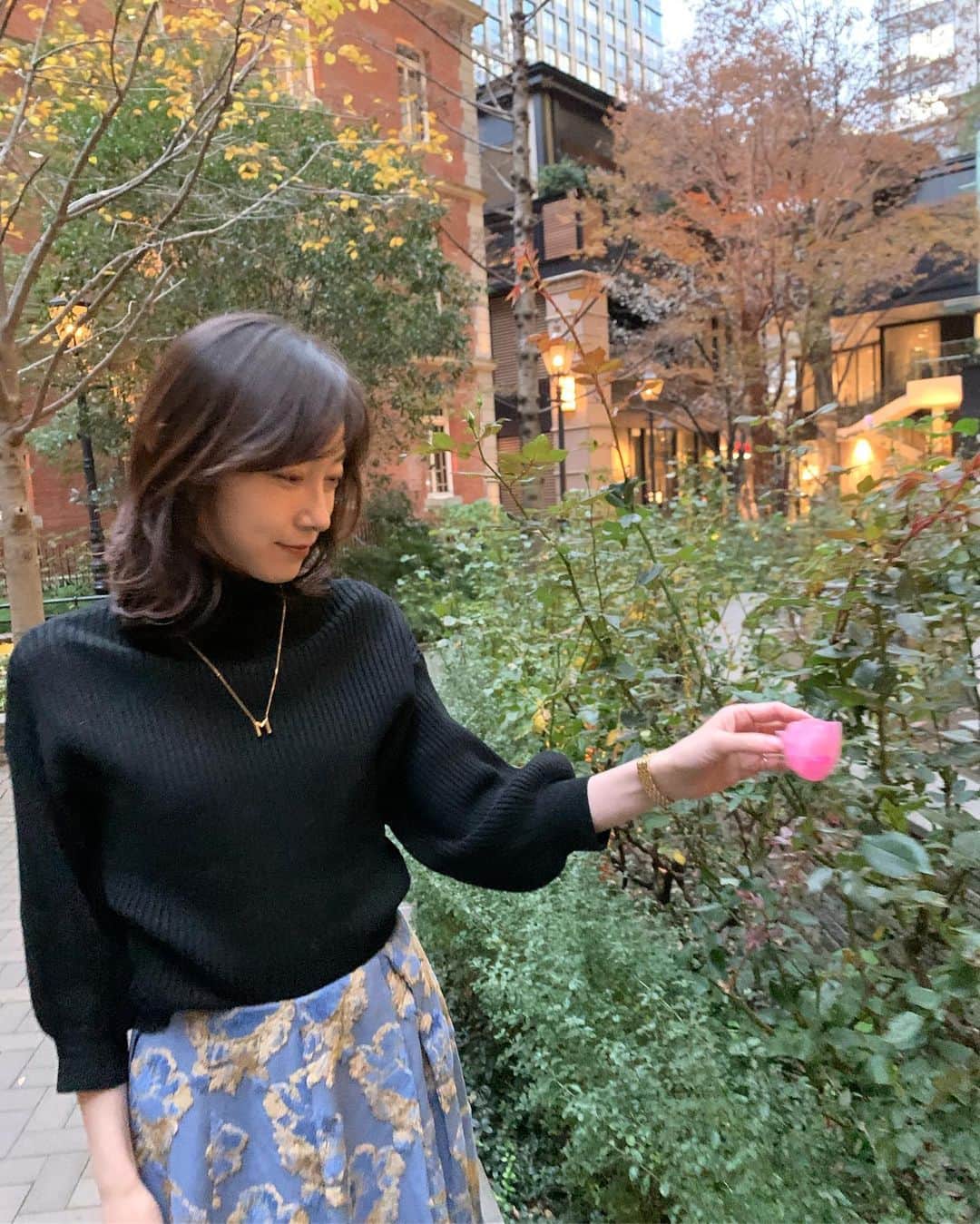小橋めぐみのインスタグラム：「冬薔薇🌹 袖がポワンとしたニット。 冬のお気に入りを、 少しずつ取り入れて🥰 #frenchpave」