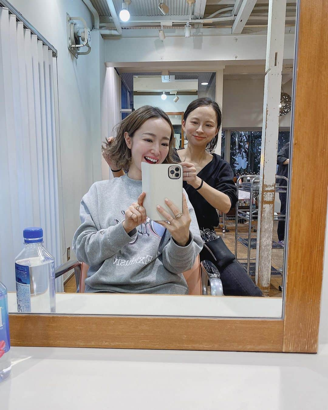 翁安芸さんのインスタグラム写真 - (翁安芸Instagram)「Hair cut and color at roraima in Daikanyama🐻🌰🍪 髪の毛が細くすぐに明るくなってしまうので、ローライトをたくさん入れてもらい落ち着いた色味&立体感あるカラーに仕上げていただきました🌟 カットも七五三が終わったので短くカット。写真2枚目のようにうまくゆるっと自然に巻けるようになりたい🤩❣️ 服部さんいつもありがとうございます✨✨✨　#roraima #ロライマ代官山 #haircut #tokyo」12月9日 17時27分 - akinyc