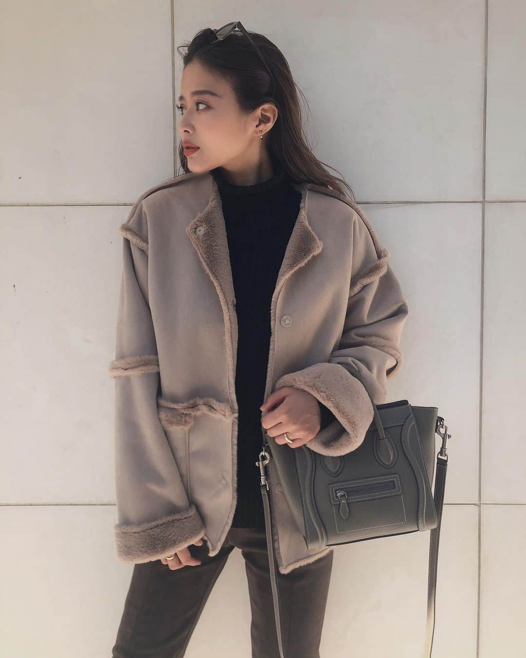 佐野真依子さんのインスタグラム写真 - (佐野真依子Instagram)「新作のオススメ ムートンコートで Coordinateの日♡ ■Mouton Reversible Coat ￥20,900 リバーシブルで着用出来る 2WAYムートンコート♡ 両面の素材の肌触りと 着心地にこだわったから1着です♡ どちらの面で着てもかわいくて 印象がかわるからすごく 着まわしやすいコート♡ シンプルで飽きずに 毎年着たくなるような ムートンコートを作ったよ♡ カラーも可愛く仕上がりました♡ このカラーは合わせやすい GREGEです♡ @trunc88_official  #trunc88」12月9日 17時35分 - sanomaisanomai