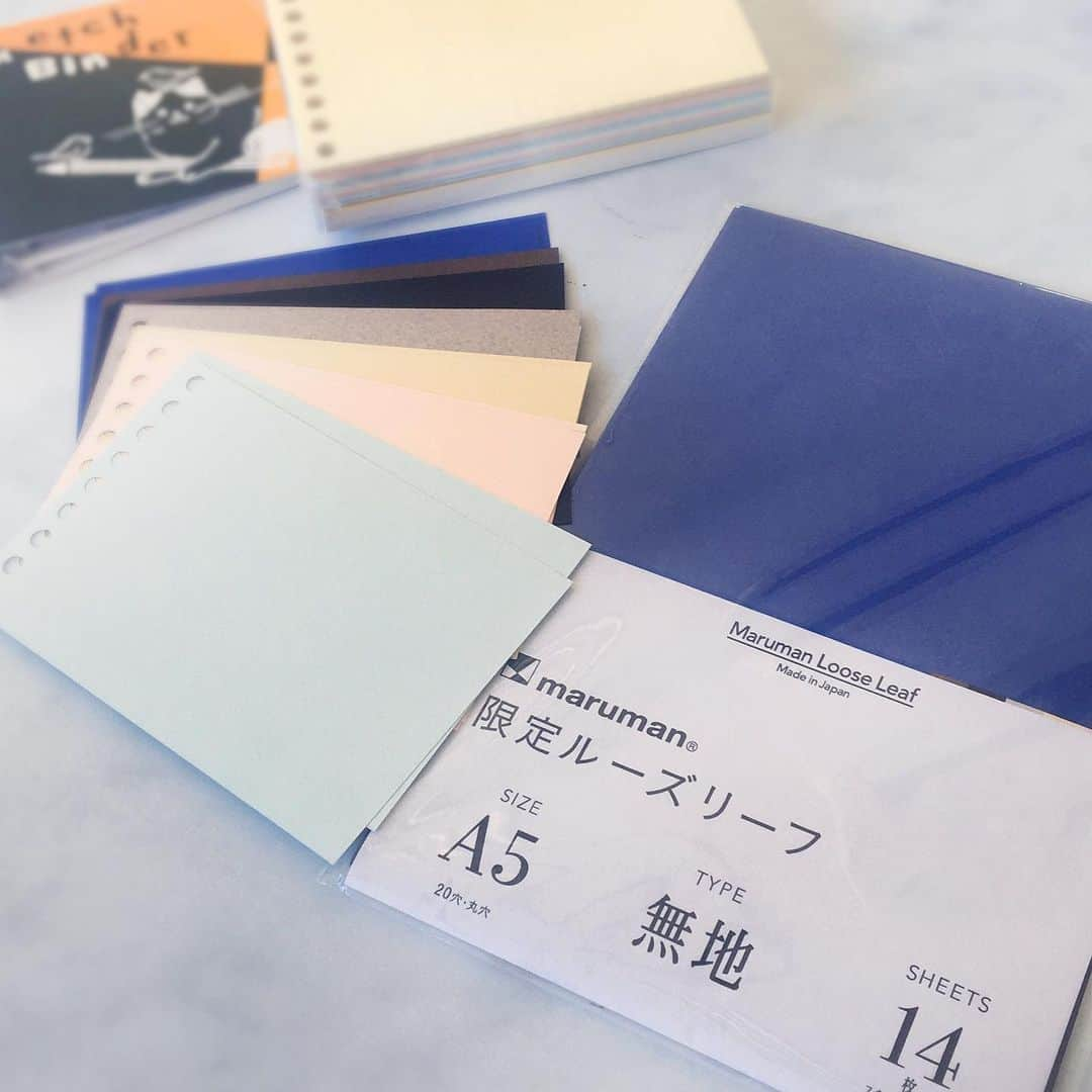 マルマン公式アカウントさんのインスタグラム写真 - (マルマン公式アカウントInstagram)「- - ついに今週開幕する「文具女子博2019」。 マルマンブースにもぜひお立ち寄りくださいね♪ - - 企画①【100周年限定商品】 2020年に100周年を迎えるのを記念して マルマンのロングセラーブランドを 人気イラストレーター、浅野みどりさんに 描いていただきました(^^♪ かわいい限定商品の中から ポチ袋、トートバッグ、マスキングテープを 先行販売いたします。 - 企画②【アクリルミラーチャーム】 同じく浅野みどりさんのイラストが描かれた アクリルミラーチャーム。 - 企画③【セプトクルール　ラボ】 女子にぴったりの手ざわりとカラーのノート。 ３㎜方眼罫でどんなシーンでも使えます。 - 企画④【ルーズリーフバイキング】 今年はのA5、ミニの２サイズをご用意。 バインダーとセットでご購入の方には 限定の色画用紙リーフ、差し上げます！ - ご来場、楽しみにお待ちしております(^-^) - - ======== ★こちらもチェック - ビジネスノートブランド「ニーモシネ」アカウント @mnemosyne_maruman - 画材アカウント @maruman_egaku - ======== - - #マルマン #maruman #図案スケッチブック #sketchbook #文具女子 #文具女子博 #文具女子博戦利品 #文房具好き #文具好き #おでかけスポット #ルーズリーフはマルマン #ルーズリーフミニ #ルーズリーフバイキング #紙モノ #浅野みどり」12月9日 17時29分 - e.maruman