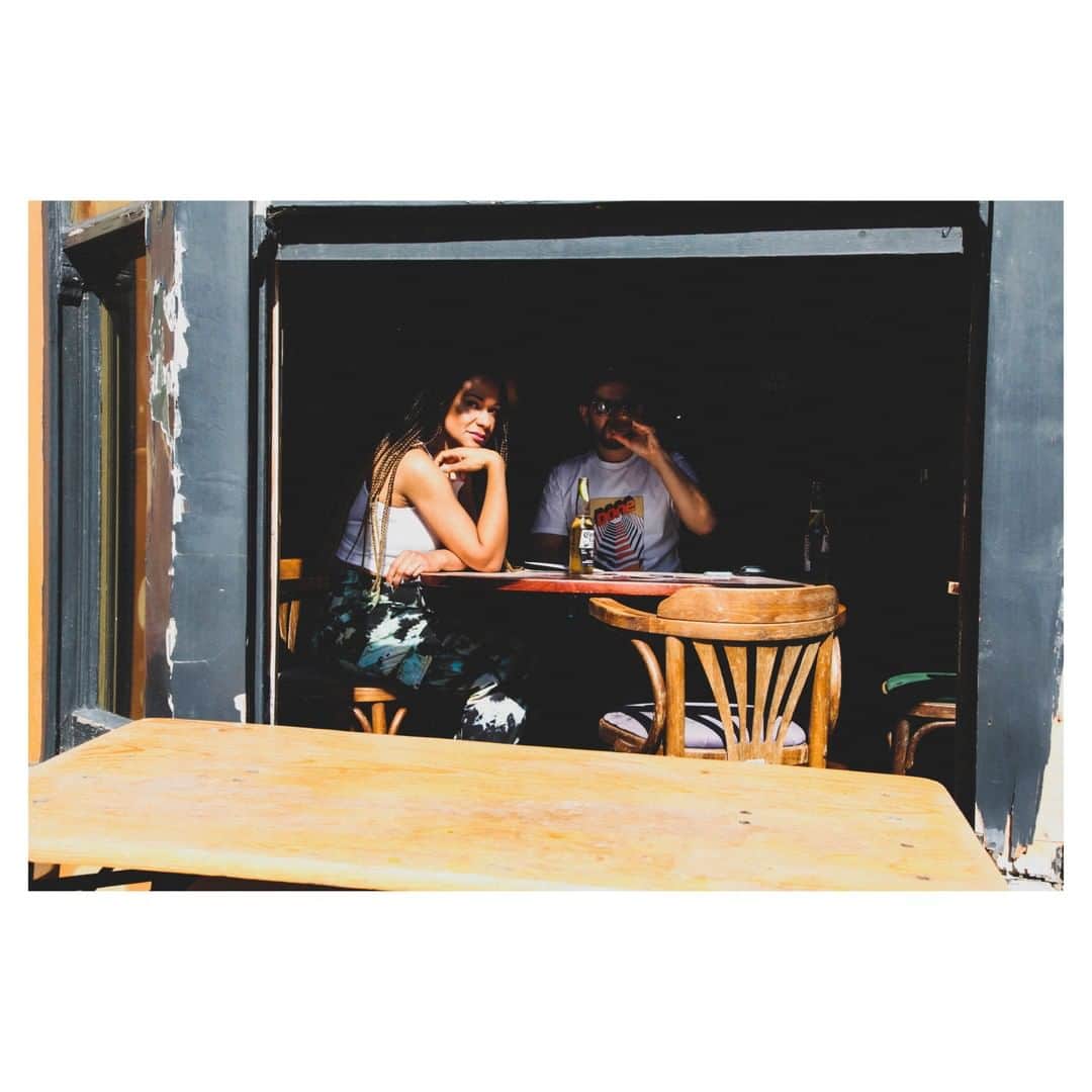 アヌーシュカのインスタグラム：「Monday morning got us dreaming of Coronas in the sun ☀️🙌」