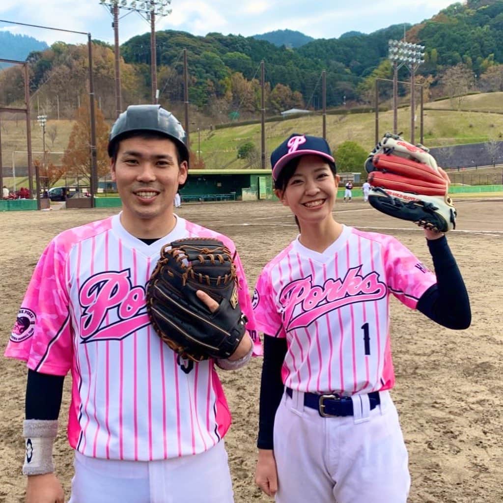 上杉あずさのインスタグラム：「. 🐷FUKUOKA HARDBANK PORKS🐷 🏆ポークスカップ🏆 . 1枚目📷 先発した1試合目は4回2失点で負け投手。 悔しかった〜！！！！！でも、キャッチャー梅野悟くん(@satomart51 @totalrepair.satomart )のリードのお陰で、大した球種も投球術もないけど、いろいろ考えながら楽しくワクワク攻めることが出来ました！ポークスの梅ちゃんも良いキャッチャーです🐯野球観戦はたくさんしてきたけど、実際に試合で投げないとわからないことたくさんすぎて！無力だけど勉強勉強で本当に実り深い🍄 牽制のやり方もわからず、ランナーでたらボークしまくってごめんなさい🙏🏼野球力を高めて、来シーズンはしっかり戦力になれるように頑張ります！！！ みんなこれからもいろいろ教えてください🙇‍♂️ . 2枚目📷 ワタナベエンターテインメントの芸人で先輩のかごしま太郎(@kagoshimatarou )さんも営業終わりに駆けつけてくれて、しっかり走攻芸の三拍子で活躍してくれました👏🏻頼りにしてますよ、先輩！！テンションアゲアゲさつまあげ！！！ . 3枚目📷 地元の後輩、野口遥駆(@h.a.r.u.k.u.stagram )は打撃絶好調で1試合3二塁打とかいう甲子園記録でたまに耳にするような活躍を見せてくれました！若いパワーにはこれからも期待してます💪🏼 . 4枚目📷 初戦の対戦相手で投げ合いさせてもらったYouTuberのA75さん(@a75stv )。私のとき、他の人の時よりビシバシ投げてきてたきがしたのは気のせいですか？ナイスピッチングでした✨盛り上げて下さりありがとうございました😇また今後ともよろしくお願いします！ . #fukuoka #oita #baseball #games #match #weare #hardbankporks #porks #草野球 #草野球チーム #交流戦 #福岡 #大分 #試合」