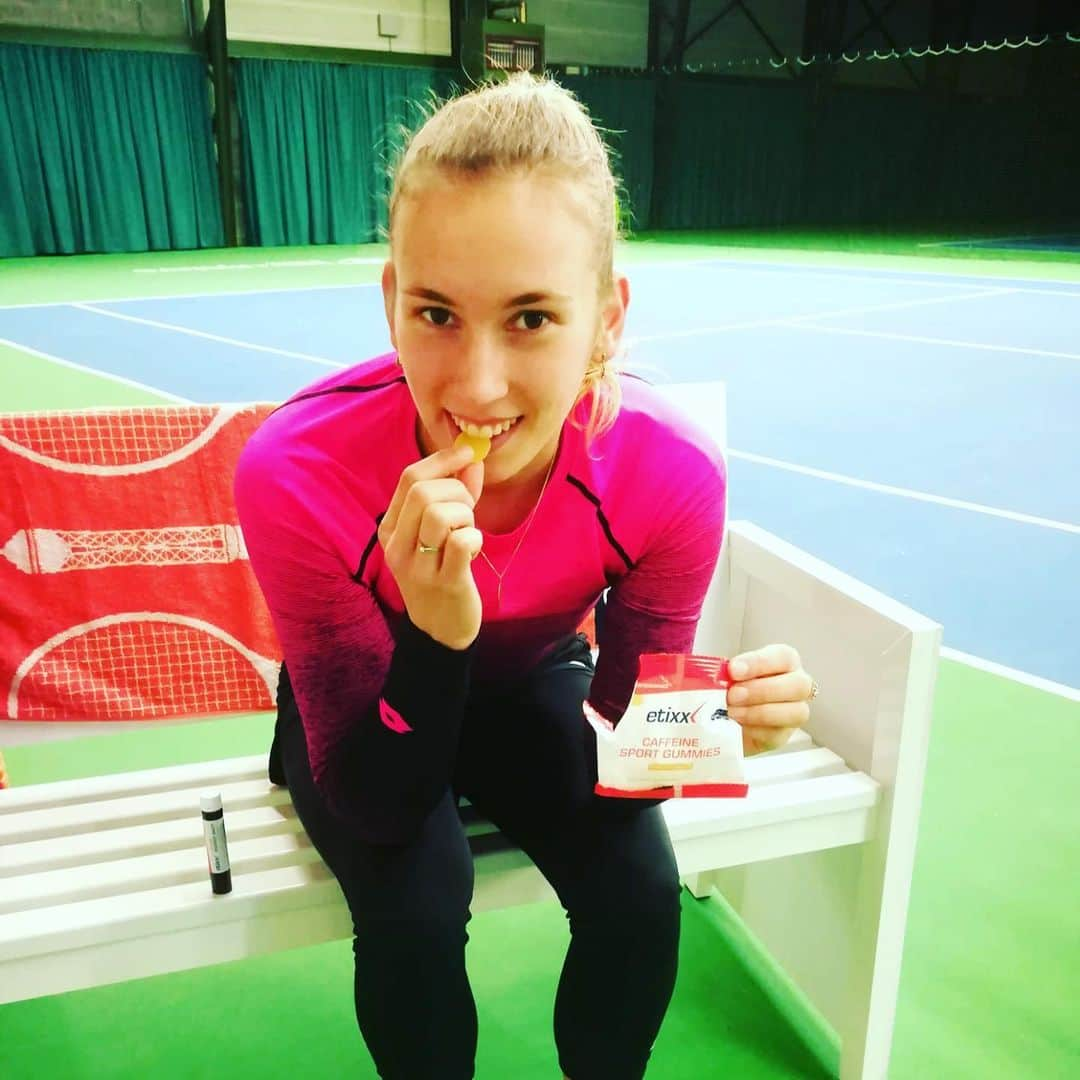 エリーゼ・メルテンスさんのインスタグラム写真 - (エリーゼ・メルテンスInstagram)「New week, new @etixxsports products! Trying the Caffeine Energy Gummies for my pre-season workout 💪 They quickly deliver a boost of energy and increase my focus when I need it. Also available: Caffeine Energy Shots (with green apple flavor), if you prefer drinking over chewing 🙂 #etixxsports」12月9日 17時34分 - mertenselise