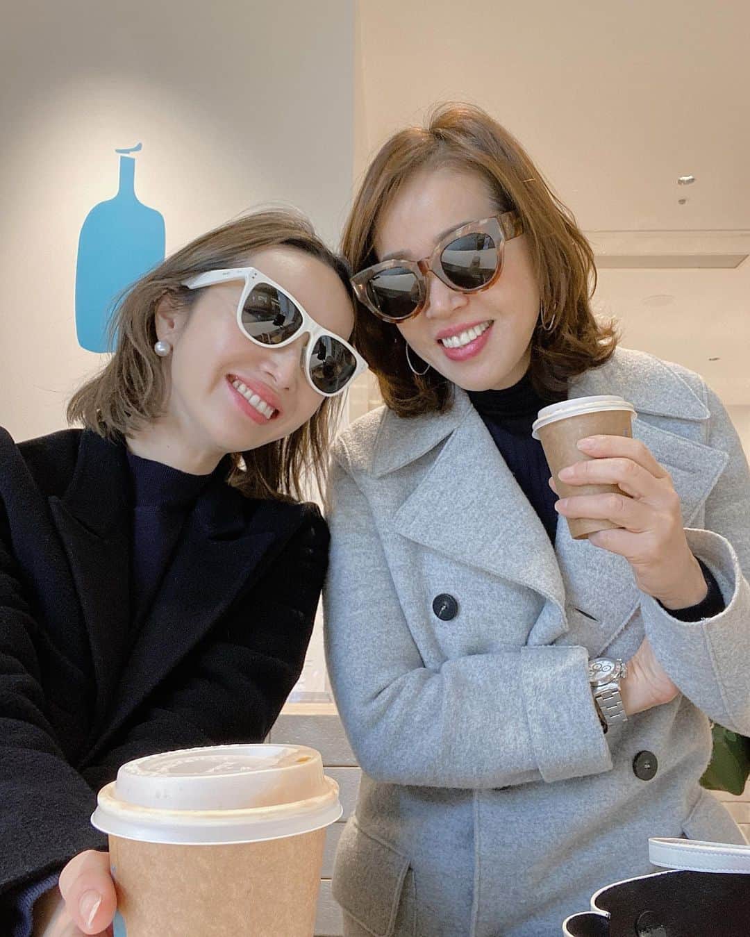 翁安芸さんのインスタグラム写真 - (翁安芸Instagram)「恵比寿の駅にブルーボトルのコーヒーが出来ていたので、乗り継ぎ10分の合間にホッとひと息💙 #bluebottlecoffee #tokyo #motheranddaughter #ebisu #akiweng」12月9日 17時34分 - akinyc