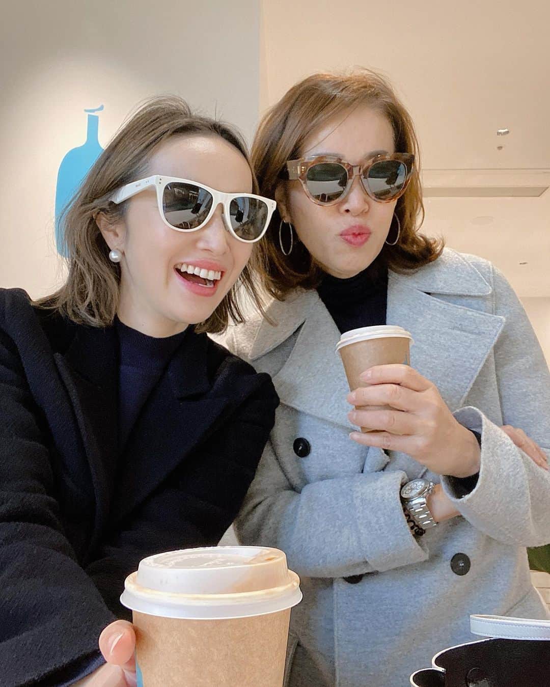 翁安芸さんのインスタグラム写真 - (翁安芸Instagram)「恵比寿の駅にブルーボトルのコーヒーが出来ていたので、乗り継ぎ10分の合間にホッとひと息💙 #bluebottlecoffee #tokyo #motheranddaughter #ebisu #akiweng」12月9日 17時34分 - akinyc