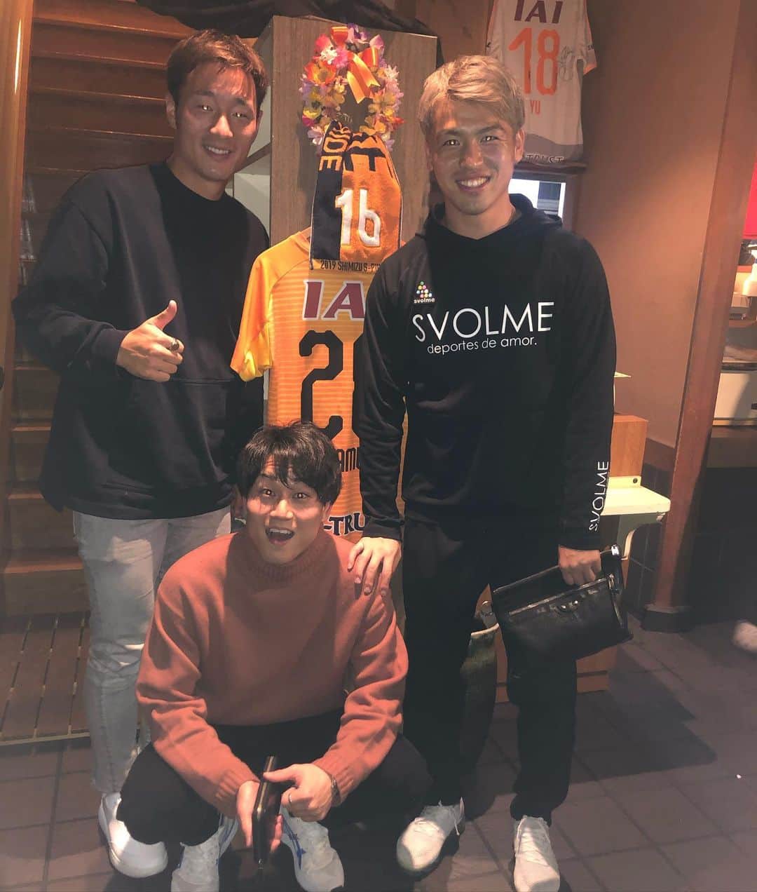 田上大地のインスタグラム：「慶太との再会！ 清水エスパルスの選手行きつけの「時代屋やす兵衛」で美味しいご飯をいただきました！ そして、昨日養父さんの引退セレモニーにも参加させてもらいました！ その写真は後日載せたいと思います😊 #田上大地 #中村慶太 #vファーレン長崎 #柏レイソル #清水エスパルス #kashiwa #reysol #やす兵衛」