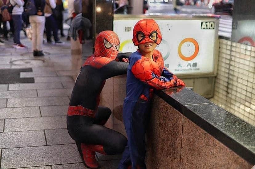 Japanese Spidermanのインスタグラム：「子供が主役。  #週末ヒーロー　 #スパイダーマン#銀座#コスプレ#マーベル#アメコミ#休日#夜景#一眼#spiderman #marvel#cos#cosplay#ginza#子供#ヒーロー」