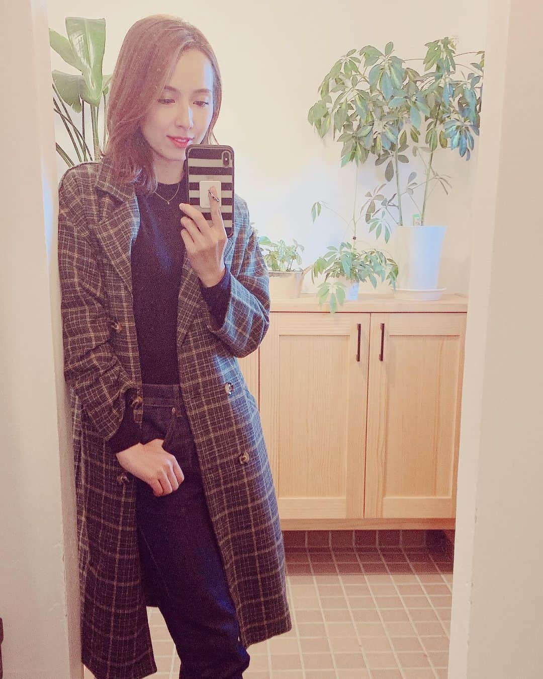 若林翔子のインスタグラム：「*﻿ *﻿ 今日は久々にモデルさんやってきたよ😚﻿ ﻿ スタジオでの撮影とかほんと久々すぎて震えたー😵笑﻿ ﻿ でもやっぱ楽し❤️﻿ ﻿ ﻿ ﻿ ﻿ ﻿ #モデル　#撮影　#model ﻿ #ちょっと写真もモデルっぽくしてみたよ笑﻿ #チェックのコートお気に入り〜﻿ ﻿ ﻿」