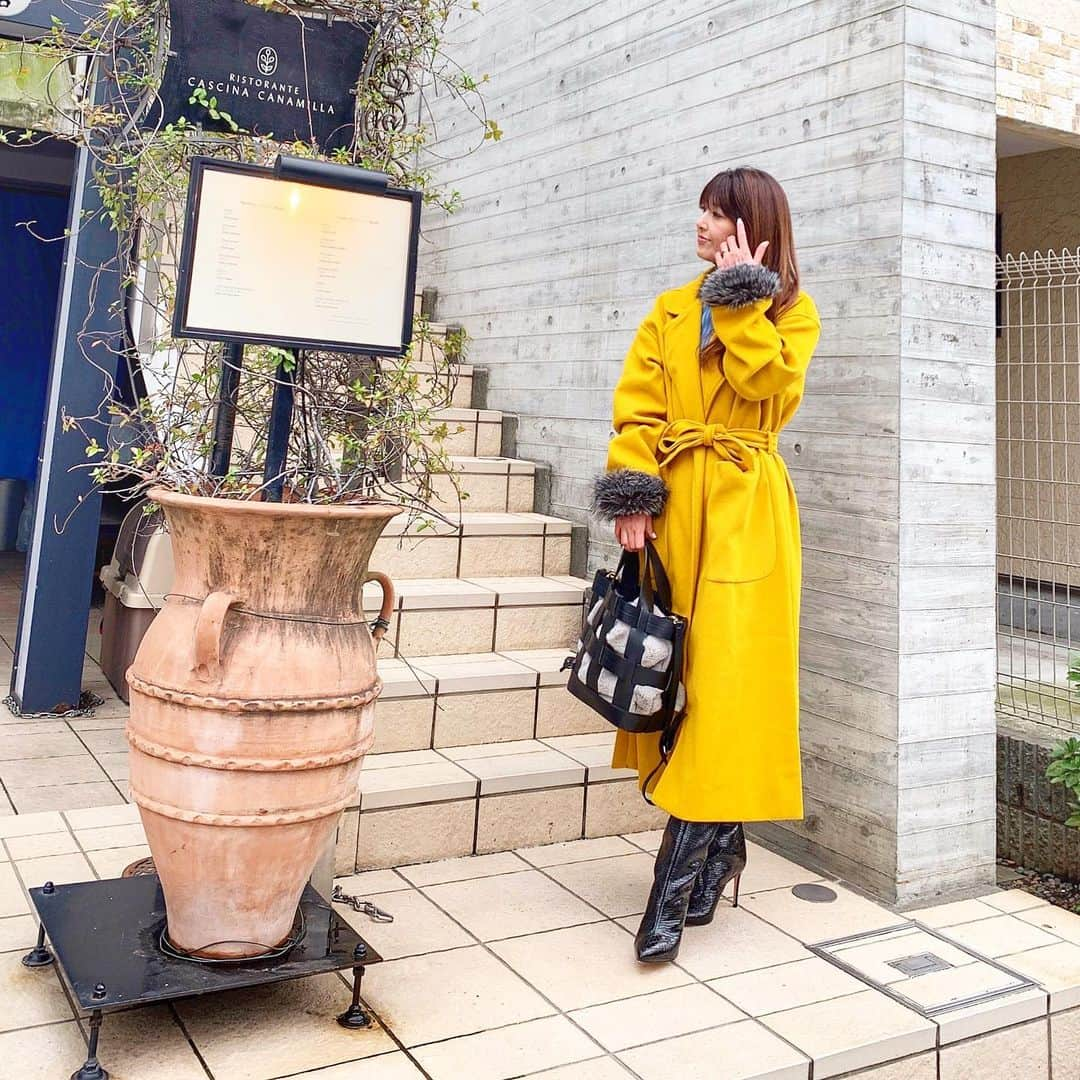 mii_stagramさんのインスタグラム写真 - (mii_stagramInstagram)「🍋🍋🍋 . 今日は愛方よっちゃんと中目黒まで👯‍♀️💕 @ex.3jsb.tiamo  生憎のドンヨリ天気で寒いけど イルミ見てこよ🎄🎁🎅🌟 . . 人混みでもすぐに見つかる迷子にならない 鮮やかなカラーの🧥は @7things.official ✔ 丈感もドストライクで可愛い💕💕 . . 最近ヘビロテしてる👜 @tottie_bag ✔ 3wayだから使い勝手抜群💕 .  12月11日1:59まで @tottie_bag  楽天市場店でセールと 日替わりの大幅割引企画を 開催中!! イメージモデルは谷まりあ さんだよ💓 . . . 昨日のブーツ早速初おろし めっちゃ履きやすいよ🙆🏻 @schutz.japan ✔ @schutzofficia ✔ . . . . #ファッション#コーデ#シンプルコーデ #きれいめコーデ#きれいめファッション #着回しコーデ #40代コーデ  #40代ファッション#今日のコーデ#ロングブーツ#コート#コートコーデ #ファーバッグ#エレガント#韓国ファッション#セレクトショップ#大人可愛い#大人女子#カフェ巡り #中目黒カフェ #中目黒#ポートレート#服好きな人と繋がりたい #おしゃれさんと繋がりたい #インフルエンサー ✩ ⋆ ✩ ⋆ ✩ ⋆ ✩ ⋆ ✩﻿ ⋆ ✩ ⋆ ✩﻿ 見て下さった方 (*´︶`*)♡Thanks!💓💓💓💓💓」12月9日 17時47分 - miyuki.0419.karemari