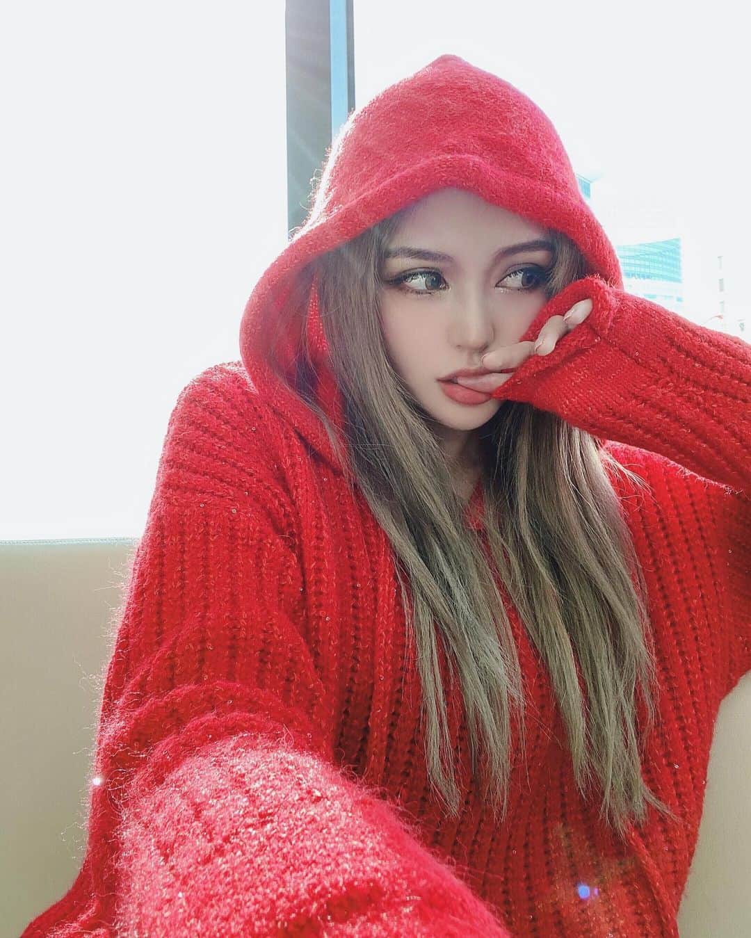 Grace Chowのインスタグラム：「你穿紅色也很好看 別一天到晚就是一身黑好嘛 知道了⋯」