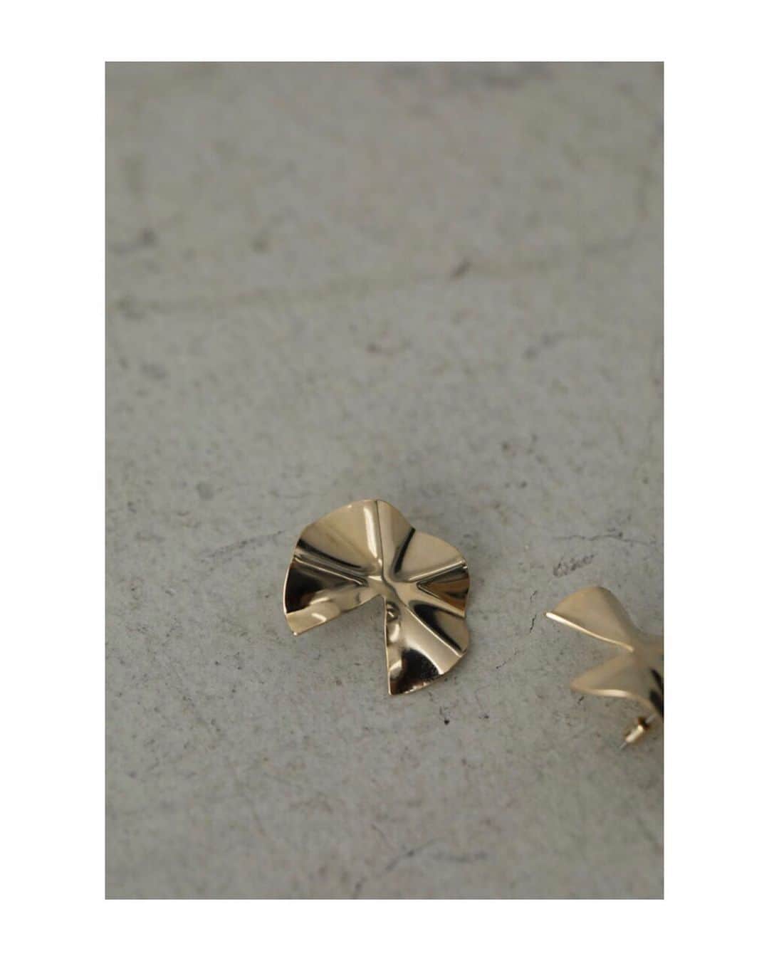 のインスタグラム：「RIM.ARK 2020 PRE SPRING COLLECTION﻿ ____﻿ ㅤㅤㅤㅤㅤㅤㅤㅤㅤㅤㅤㅤㅤ Wavy metal pierce ¥4,500+tax﻿ ㅤㅤㅤㅤㅤㅤㅤㅤㅤㅤㅤㅤㅤ 円形の薄いプレートを職人さんが手作業で曲げていき、左右対称の美しいドレープを表現したピアス。派手すぎないのに存在感がある、上品なピアスです。 ㅤㅤㅤㅤㅤㅤㅤㅤ RIM.ARK各店、RIM.ARK ONLINE STORE、SHEL'TTER WEB STOREにて発売中 ﻿ㅤㅤㅤㅤㅤㅤㅤㅤㅤㅤㅤㅤㅤ ____﻿ ﻿ㅤㅤㅤㅤㅤㅤㅤㅤㅤㅤㅤㅤㅤ #RIMARK#リムアーク﻿ #2020PRESPRINGRIMARK #RIMARK_Wavymetalpierce」