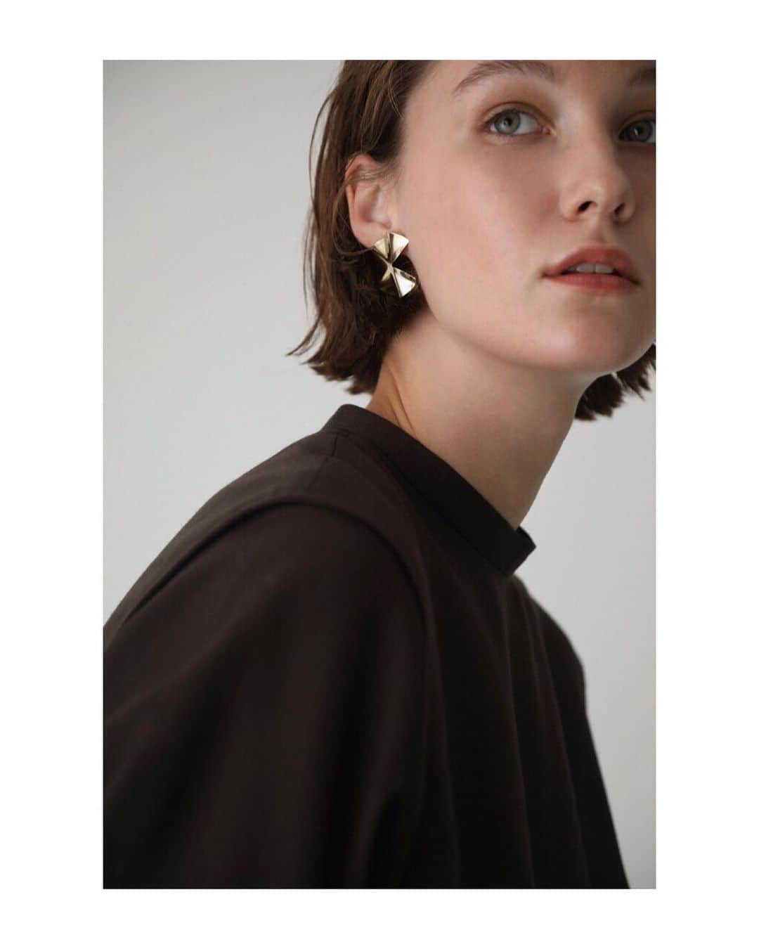 のインスタグラム：「RIM.ARK 2020 PRE SPRING COLLECTION﻿ ____﻿ ㅤㅤㅤㅤㅤㅤㅤㅤㅤㅤㅤㅤㅤ Wavy metal pierce ¥4,500+tax﻿ ㅤㅤㅤㅤㅤㅤㅤㅤㅤㅤㅤㅤㅤ 円形の薄いプレートを職人さんが手作業で曲げていき、左右対称の美しいドレープを表現したピアス。派手すぎないのに存在感がある、上品なピアスです。 ㅤㅤㅤㅤㅤㅤㅤㅤ RIM.ARK各店、RIM.ARK ONLINE STORE、SHEL'TTER WEB STOREにて発売中 ﻿ㅤㅤㅤㅤㅤㅤㅤㅤㅤㅤㅤㅤㅤ ____﻿ ﻿ㅤㅤㅤㅤㅤㅤㅤㅤㅤㅤㅤㅤㅤ #RIMARK#リムアーク﻿ #2020PRESPRINGRIMARK #RIMARK_Wavymetalpierce」