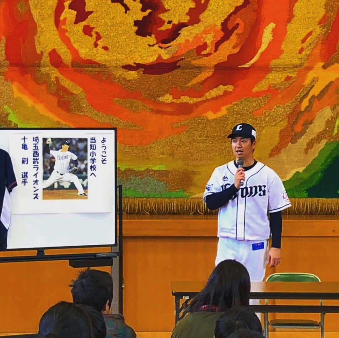 十亀剣のインスタグラム：「今日は高校の野球部の同級生が先生をしてる愛知県の小学校に行ってきました！ 野球部とソフトボール部の子たちとキャッチボールしたり、楽しく交流出来、最後は給食も十数年ぶりに食べたけどやっぱり美味いね😄笑 オフならではのイベントで僕自身がもっと頑張らなきゃなと思う時間を過ごせました！ 愛知県にもライオンズでの活躍が届くように頑張ります💪 学校関係者、生徒の皆さんありがとうございました！！！ #当知小学校の皆さん #こちらこそありがとうございました」