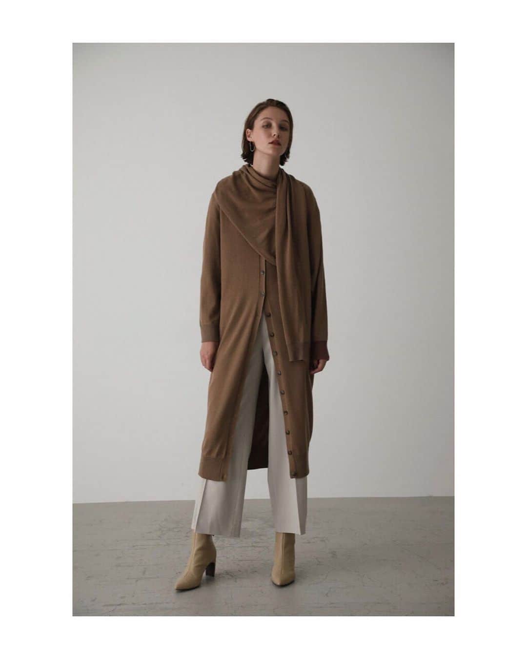 のインスタグラム：「RIM.ARK 2020 PRE SPRING COLLECTION﻿ ____ ﻿ ㅤㅤㅤㅤㅤㅤㅤㅤㅤㅤㅤㅤㅤ Cross arrange long knit OP ¥18,000+tax﻿ style sample #RIMARK_CrossarrangelongknitOP アレンジによって印象を変える事の出来るCross arrange long knit OP。袖モチーフが可愛いロングストールはさらりと首に巻くのはもちろん、肩にのせてケープの様に見せたり、片側の袖に通して袖口の配色をチラリと見せる着こなしもオシャレ。前を開ければロングカーディガンとしても使える優秀アイテムです。 ㅤㅤㅤㅤㅤㅤㅤㅤㅤㅤㅤㅤ 2way apron PT ¥20,000+tax﻿ style sample  #RIMARK_2wayapronPT シワになりにくく、きれいなドレープの出るシーズンレスな中肉厚のジョーゼットを使用した2way apron PT。パンツは裾に向かって程良く広がるセミワイドなシルエットで、抜け感がありつつ上品な印象で履いて頂けます。取り外し可能なエプロンパーツはフロントで結んだり、サイドで結んだりとお好みでレイヤードスタイルを楽しんで頂きたいアイテム。着こなしで変化するバランスが魅力の一枚です。 ㅤㅤㅤㅤㅤㅤㅤㅤㅤㅤㅤㅤㅤ RIM.ARK各店、RIM.ARK ONLINE STORE、SHEL'TTER WEB STOREにて発売中 ﻿ㅤㅤㅤㅤㅤㅤㅤㅤㅤㅤㅤㅤㅤ ____﻿ ﻿ㅤㅤㅤㅤㅤㅤㅤㅤㅤㅤㅤㅤㅤ #RIMARK#リムアーク﻿ #2020PRESPRINGRIMARK」