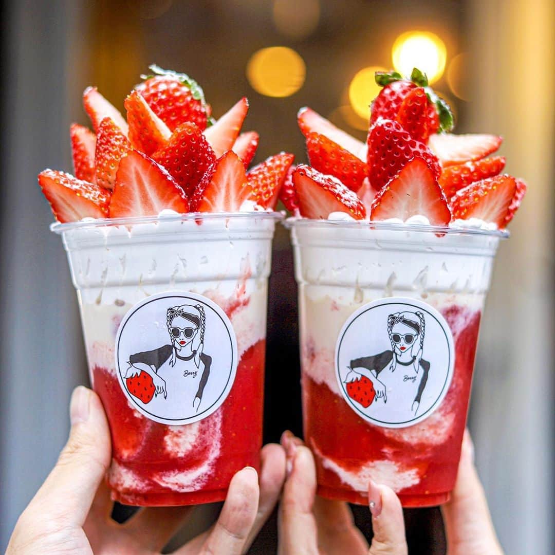 のインスタグラム：「. .  フルーツチューハイ専門店berry @chuhighberry  いくら 寒くなったとはいえども イチゴなボンボンは たとえひんやりしてたって 別の腹ってもんです🍓  少しばかり 歩き疲れた身体に 嬉しい刺激🤤  #フルーツチューハイ専門店berry #osaka#sweets#strawberry」