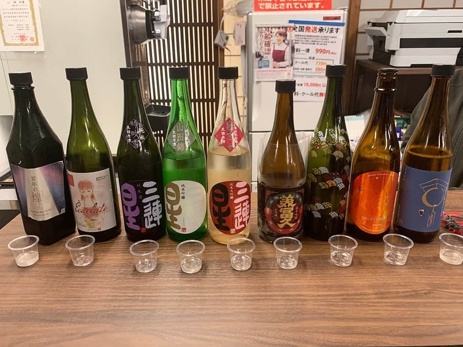 緑川静香さんのインスタグラム写真 - (緑川静香Instagram)「【しーたん日本酒録】﻿ ﻿ 美冨久酒造@滋賀﻿ 三連星 美冨久etc...﻿ ﻿ 山廃造りを受け継ぎながら、日本酒を好きになるきっかけ造りも欠かさない。﻿ ﻿ 三連星が美味しいのはもちろん存じていたのですが、美冨久の山廃仕込みの純米吟醸が私の目を飛び出させました。笑﻿ 山廃苦手な方にぜひ飲ませたいっす。﻿ ﻿ 水口のゆったりとした時間の流れと藤居さんの人柄がマッチしすぎてて、とても居心地が良い酒蔵さんでした。﻿ ﻿ ﻿ #しーたん日本酒録 #唎酒師 #酒蔵 #酒蔵見学 #日本酒 #日本酒女子 #酒蔵巡り #滋賀 #美冨久酒造 #美冨久 #三連星  #三連星のラベルはガンダムファンにはたまらないよね﻿ #5度以下に設定された酵母菌が発生するまでの前処理を行う部屋がある #酒母2段階！﻿ #レンガ貼りの麹室がかっこよき﻿ #27000ℓ入る巨大タンクにも驚き﻿ ﻿#たくさん試飲させて頂きました #藤居さんありがとうございましーたん」12月9日 18時17分 - midorikawa_shizuka