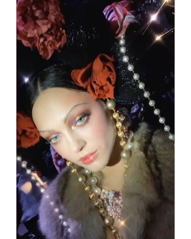 Zhenya Katavaのインスタグラム：「История ещё одного участия в показе @dolcegabbana В этот раз Доменико и Стефано доверили мне образ Madam Butterfly.  Не видела эту оперу , но историю теперь знаю... интересная ) А ещё очень не привычный образ (нет стрелок и бровей , алых губ ) но я кайфанула ♥️」
