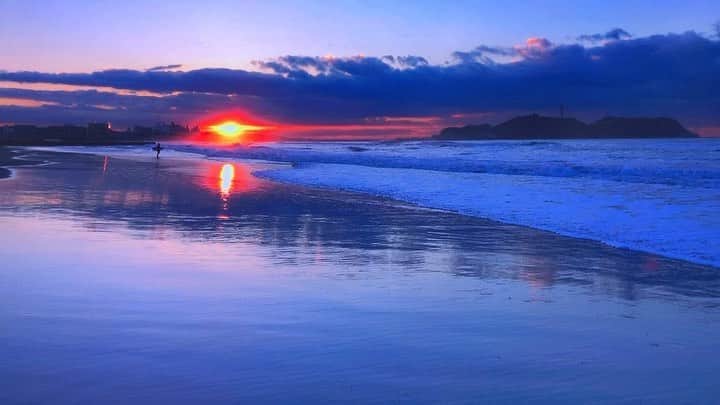 萩原章太のインスタグラム：「先月の東京モーターショー2019で流れたやーつ🌅 って遅ーw このロケ朝1からの波なくて大変だった😂 #東京モーターショー #パパサーファー役 #サーフ#サーファー #surf#surfing」