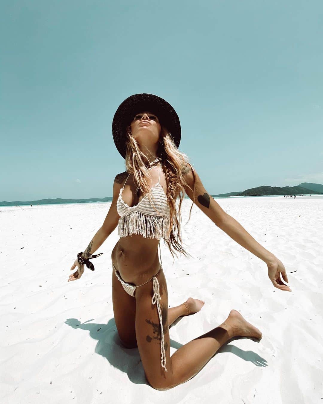ルー・ティーズデールのインスタグラム：「Me on Monday morning thanking god for Tanologist. - - Not much of an outfit but what’s there is tagged x ( @loversfriendsla @revolve @tanologisttan )」
