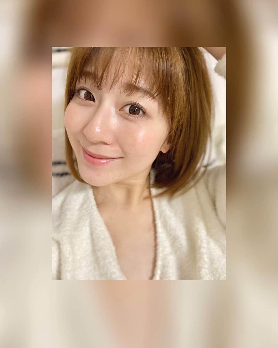 水野佐彩さんのインスタグラム写真 - (水野佐彩Instagram)「・ ゆるりな日🐻💛 ほんとーに寒かった❄️ もう少し我慢しようと思ってたけど ついにダウン着てしまったよ〜🥺 ・ ところでおもちくん 怒ってるの？w🐶 #coordinate  tops#poloralphlauren @poloralphlauren  pants#laymee @laymee_official  outer#moncler @moncler  #sサイズコーデ  #153cmコーデ #おちびコーデ #おちびの輪 #妊婦コーデ #マタニティコーデ #妊娠9ヶ月 #マタニティライフ #ぷんにーらいふ #pinkpony #coffee #instagood #instacoffee #cafe #ランチタイム ・ make💄💄 特にお仕事がない日は SKⅡのCCクリームが登場頻度高め✨ SPF50++++だし カバー力や艶も含め お値段高いけどやっぱコレだねってなる。 THREEのパレットも同じくよく使う☺️ ぺっぺっぺー！ってメイクしたい日は パレットになってると楽ちんだし THREEの発色具合ってほんと好き❤️ X01の方のカラーを使ってます☃️ #sk2 #アトモスフィアccクリーム #three #セレブレーションリベレーションパレット」12月9日 18時32分 - saaya_mizuno