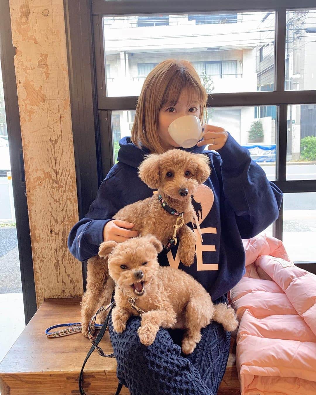 のインスタグラム：「・ ゆるりな日🐻💛 ほんとーに寒かった❄️ もう少し我慢しようと思ってたけど ついにダウン着てしまったよ〜🥺 ・ ところでおもちくん 怒ってるの？w🐶 #coordinate  tops#poloralphlauren @poloralphlauren  pants#laymee @laymee_official  outer#moncler @moncler  #sサイズコーデ  #153cmコーデ #おちびコーデ #おちびの輪 #妊婦コーデ #マタニティコーデ #妊娠9ヶ月 #マタニティライフ #ぷんにーらいふ #pinkpony #coffee #instagood #instacoffee #cafe #ランチタイム ・ make💄💄 特にお仕事がない日は SKⅡのCCクリームが登場頻度高め✨ SPF50++++だし カバー力や艶も含め お値段高いけどやっぱコレだねってなる。 THREEのパレットも同じくよく使う☺️ ぺっぺっぺー！ってメイクしたい日は パレットになってると楽ちんだし THREEの発色具合ってほんと好き❤️ X01の方のカラーを使ってます☃️ #sk2 #アトモスフィアccクリーム #three #セレブレーションリベレーションパレット」