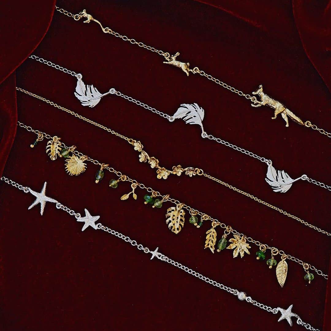 アレックスモンローさんのインスタグラム写真 - (アレックスモンローInstagram)「Bracelets with charm ⭐️ 🦊 🐰 🍃 🌷 #AlexMonroe #HandmadeinEngland #InspiredbyNature #ChristmasTreasures」12月9日 18時33分 - alexmonroejewellery