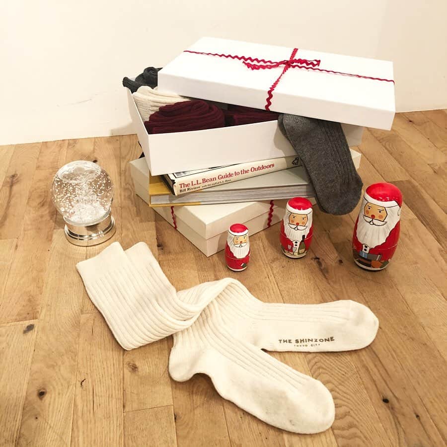 のインスタグラム：「【 HOLIDAY GIFT 】  SOCKS  Shinzoneでは、ギフトにも最適なオリジナルブランド・セレクトブランドの靴下を取り揃えております。  オリジナルブランド『 THE SHINZONE 』の靴下は、脚を締め付けない履き口や、ご自宅でもお洗濯いただけるような素材を使用したりなど、日常的に使うものだからこそ細部までこだわったお作りです。  ぜひお試しくださいませ。  #shinzone #シンゾーン #theshinzone #theshinzone2019aw #holiday #gift #christmas #christmasgift #socks #yarmo」