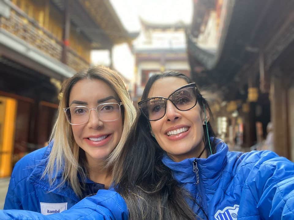 シェイラ・カストロのインスタグラム：「Juntas e shallow now!!! Depois de 5 anos “we are back together”! Amo jogar com vc! Andando em Shanghai com o time!!! #Thailla #Sheisa #shangai #china @daherthaisa」