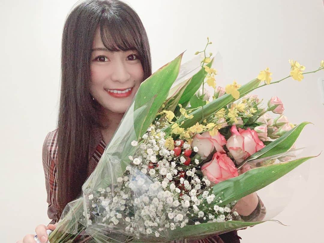 猪狩ともかさんのインスタグラム写真 - (猪狩ともかInstagram)「💐💐 . . いつも身体のメンテナンスでお世話になってる先生から。 お誕生日祝いの花束頂いちゃった❤︎ . なんか歳を重ねるごとに花束を貰ったときの喜びが大きくなる気がする🥰🥰(笑) . . . #仮面女子 #猪狩ともか #お誕生日🎂 #ついったらんどでお祝いありがとう #映え民の皆さんからもお待ちしてます #笑」12月9日 18時39分 - igari_tomoka